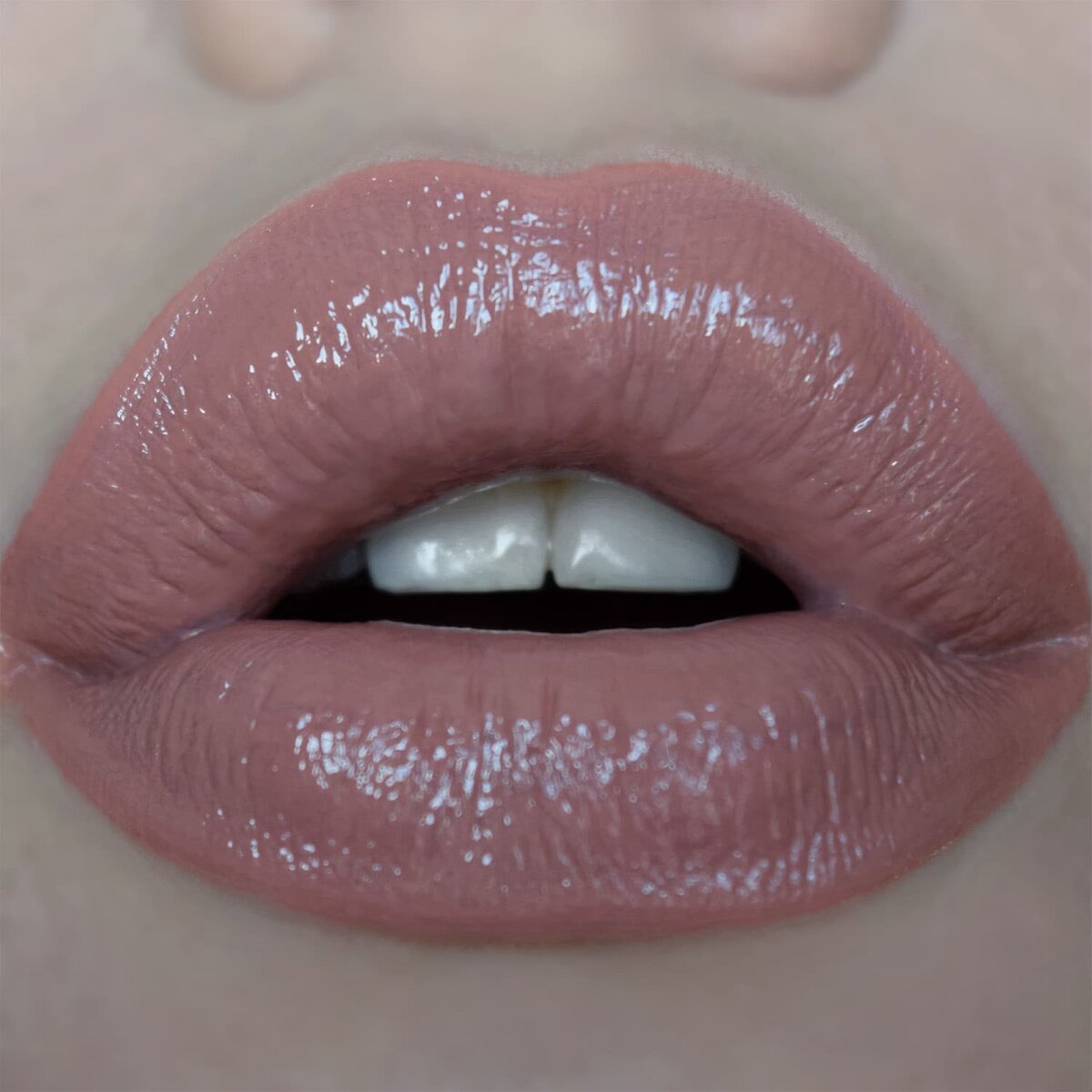 Лаковый блеск  для губ NUDE HARMONY Outfit Lip
